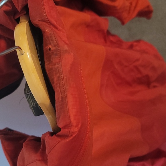 Mens  Vintage Arc'teryx Red Theta LT Gore-tex Gold logo - Picture 3 of 5